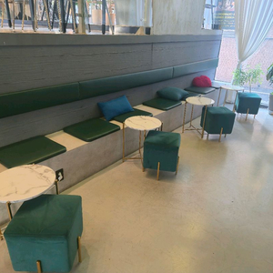 카페 폐업으로 테이블 의자 정리합니다.