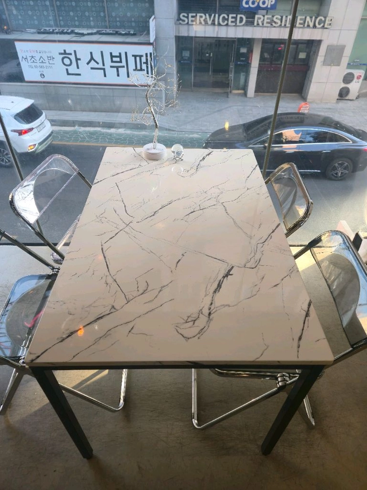 카페 폐업으로 테이블 의자 정리합니다. 이미지