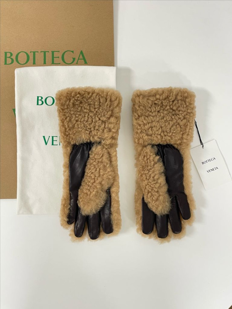 새상품 보테가 베네타 테디 시어링 레더 장갑 브라운 컬러--1
