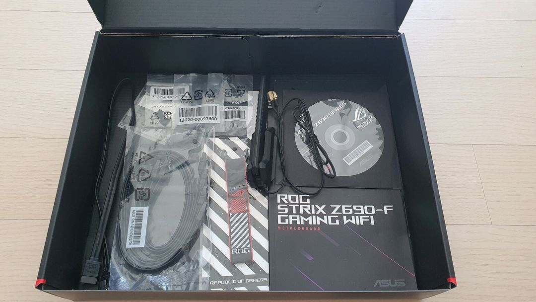 ASUS ROG STRIX Z690-F GAMING WIFI 메인보드 팝니다.--4