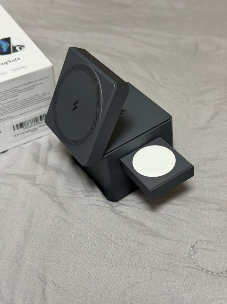 앤커 3in1 맥세이프 큐브 충전기 판매합니다.--1