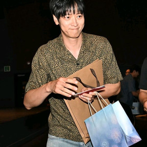 생로랑 강동원 이종원 김원중 레오퍼드 셔츠