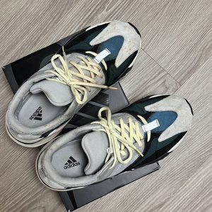 아디다스 이지부스트 700 웨이브러너 270 이미지