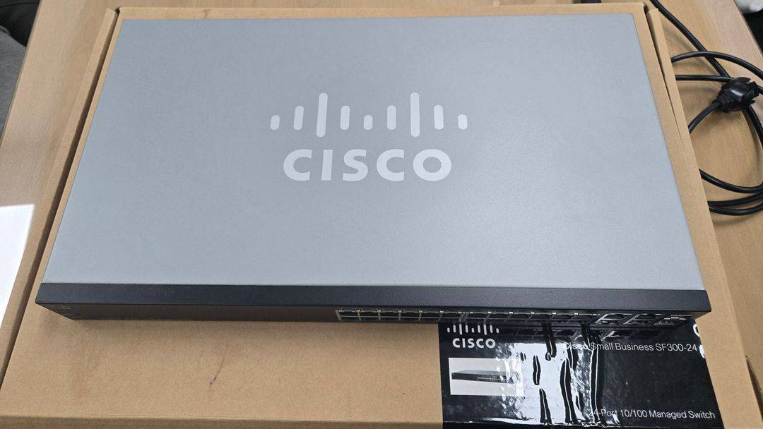 CISCO SF300-24 스위치허브 24포트 2개 판매합니다.--2