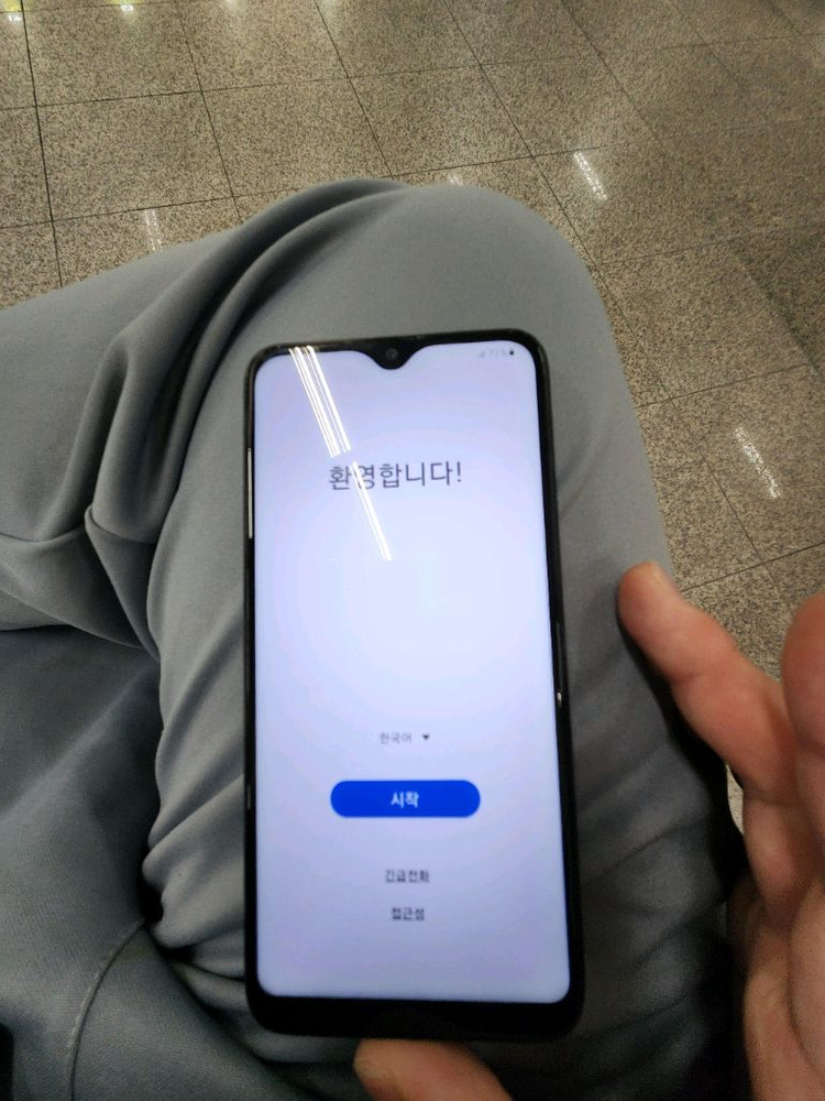 개인) 갤럭시 진2 s급 한손에 드는 사이즈--1