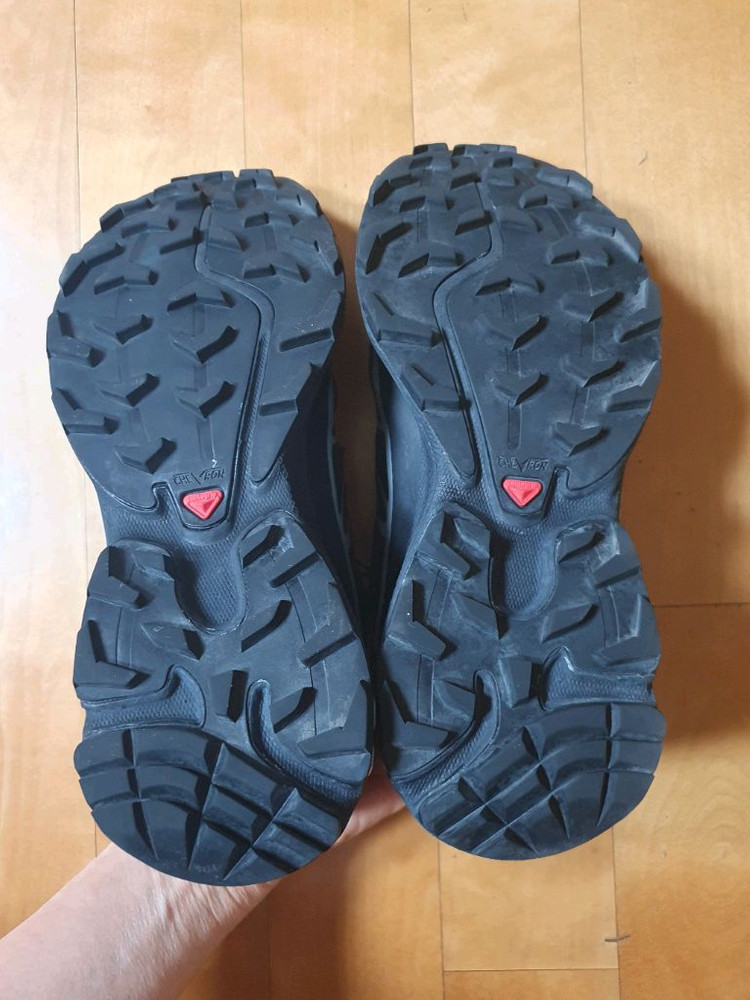 고어텍스 트레킹화 살로몬 235cm 이미지