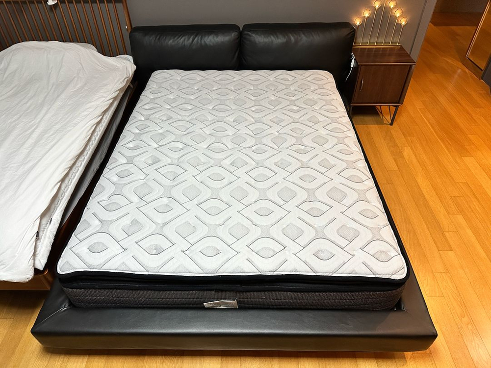 씰리 서프라이즈 H5 필로우탑 퀸 침대 매트리스 + 천연 소가죽 침대 프레임 퀸 이미지