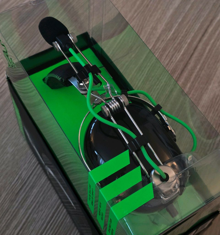 (미개봉) 레이저 블랙샤크 게이밍 헤드셋--2