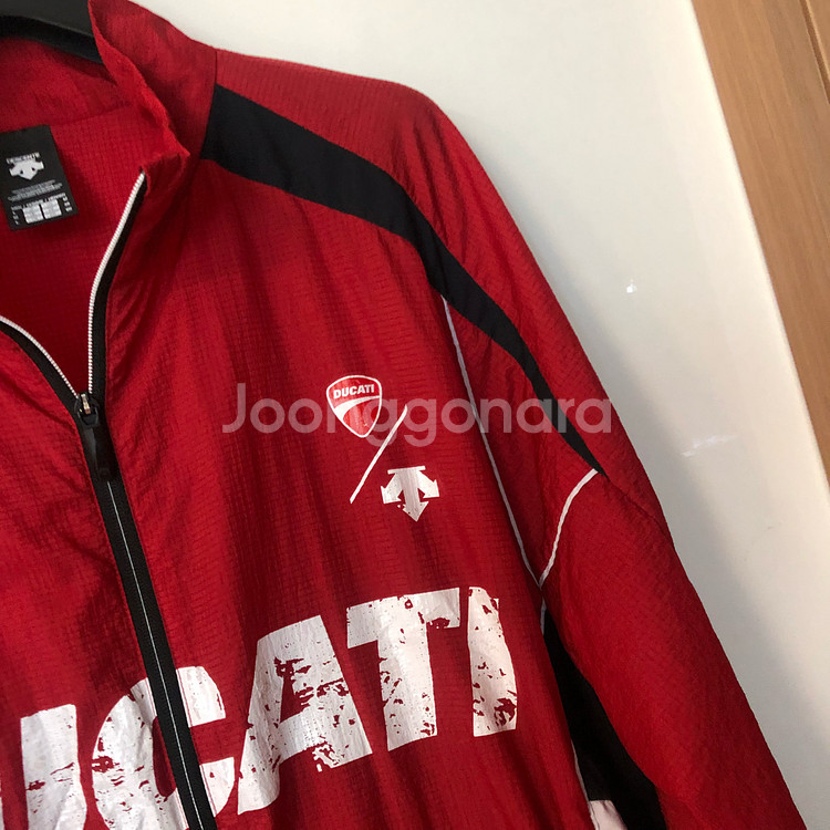 데상트X두카티 23년 협업 경량 바람막이 두카티 100 레드 빨강--7