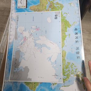 어제 주문한 세계지도 2장