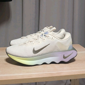 나이키 우먼 모티바SE 240사이즈 새제품(노박스)