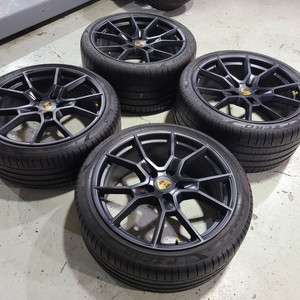 포르쉐 타이칸 터보S 21인치 순정품휠타이어 한대분 이미지