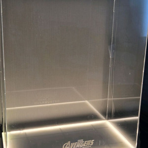 핫토이 헐크버스터 아크릴 단독 장식장 팝니다