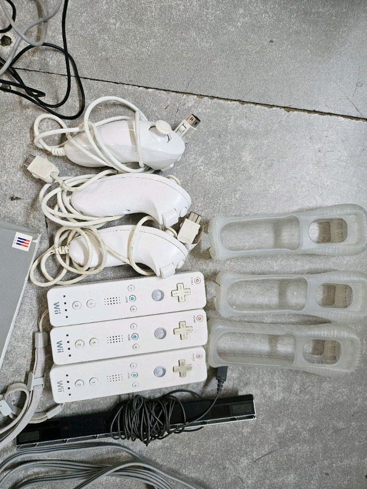 닌텐도 위 wii 세트 (본체 + 리모컨 + 게임CD 1매) 이미지