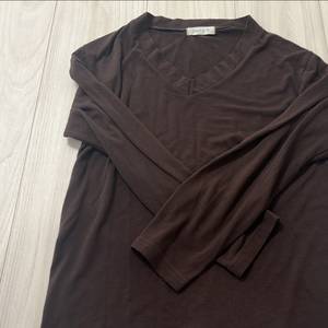 갈색 브이넥 티셔츠