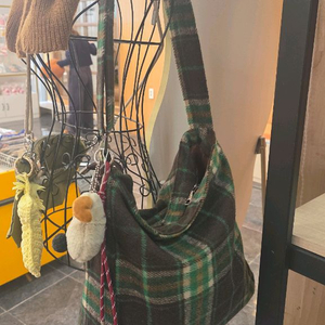 체크무늬 숄더백 브라운 그린