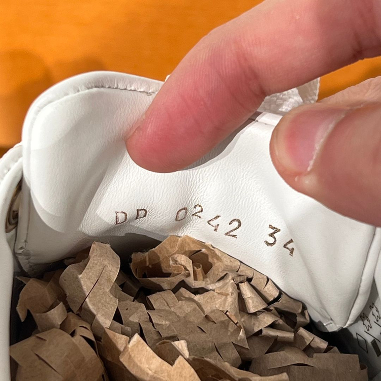 [정품] 루이비통 모노그램 타임아웃 스니커즈 34사이즈--5