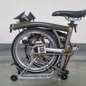 브롬톤 c라인 로우락커 m6r 판매합니다