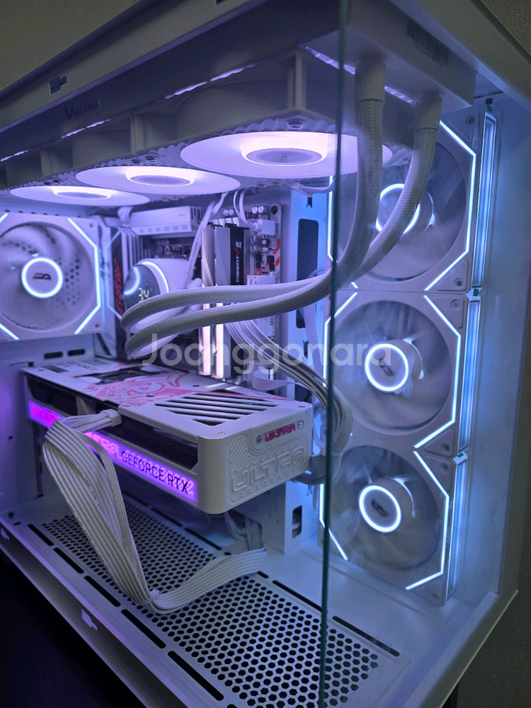 7800x3d 5070 화이트 게이밍 데스크탑 pc 팝니다--1