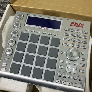 akai MPC studio 1 풀박스 판매합니다.