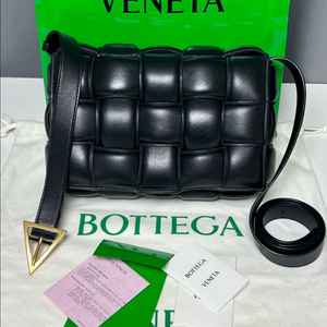 [정품] 백화점판 / 보테가베네타 패딩 카세트백 블랙 금장