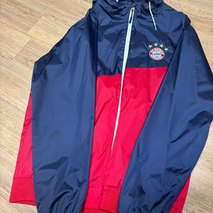 바이에른 뮌헨 18-19시즌 바람막이 판매합니다