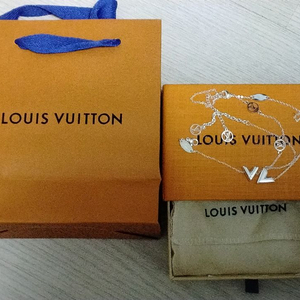 새상품 루이비통 에센셜 V 목걸이와 팔찌 세트