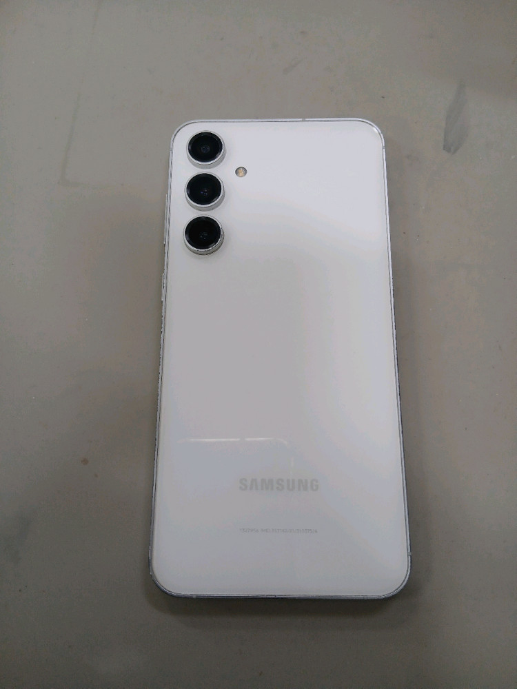 갤럭시S23fe 256GB 크림 단말기 입니다. 이미지