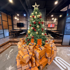 2.3m 크리스마스 트리 장식품 세트. 루이비통박스 약60개. 일괄