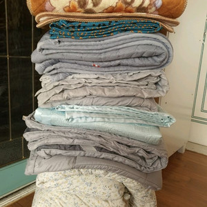 이불종류5가지편하게부담없이임시자취하면서막쓰실분께저렴히2만4천원그외2가지덤