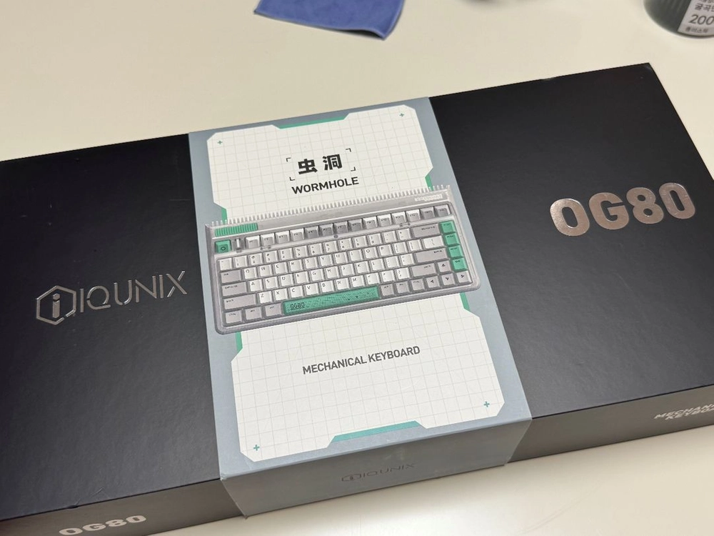아이큐닉스 iqunix og80 사이버펑크 키보드 이미지
