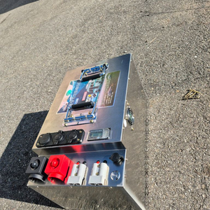 캠핑제국 인산철 파워뱅크 300Ah 팝니다 7회 사용했 습니다