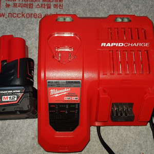 밀워키 M12-18F 충전기 및 M12 배터리 케이스 판매합니다
