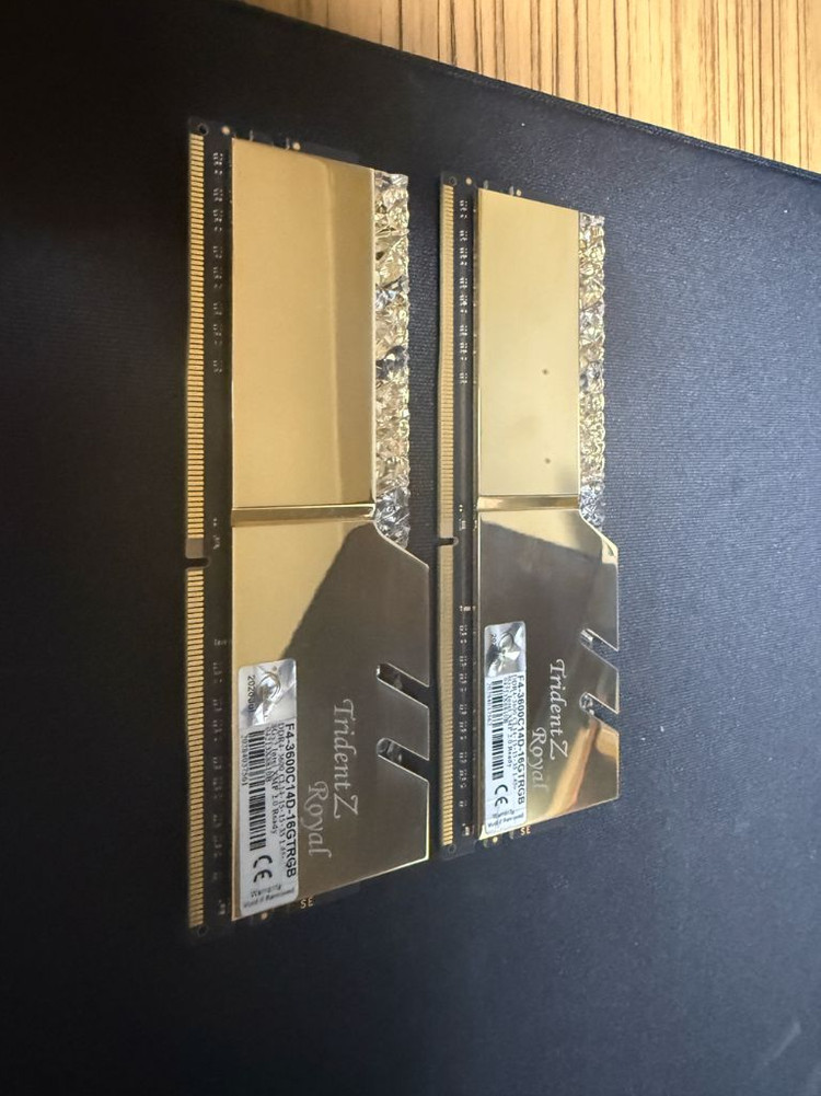 지스킬 트라이던트 로얄골드 3600cl14 (8GBx2)--1