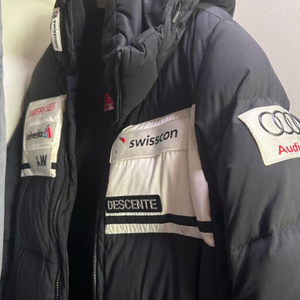 데상트 아우디 스위스 패딩 이미지