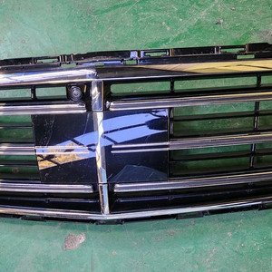 벤츠 E250 라디에이터그릴 카메라 레이더센서커버 카메라정상작동 기스있습니다