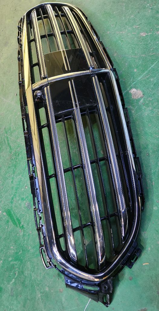 벤츠 E250 라디에이터그릴 카메라 레이더센서커버 카메라정상작동 기스있습니다--1