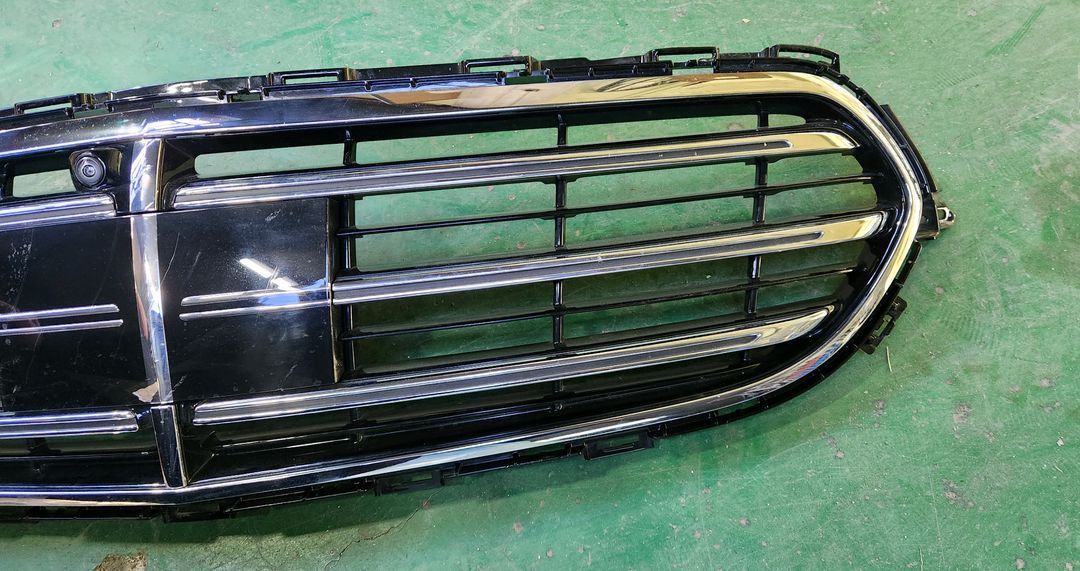 벤츠 E250 라디에이터그릴 카메라 레이더센서커버 카메라정상작동 기스있습니다--2