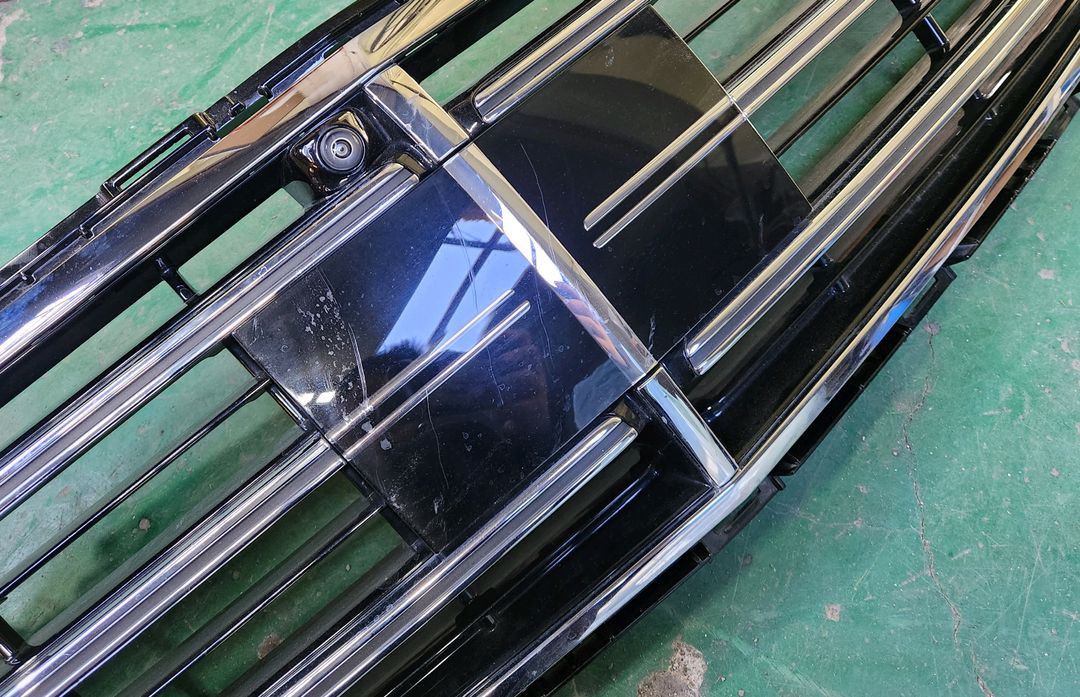 벤츠 E250 라디에이터그릴 카메라 레이더센서커버 카메라정상작동 기스있습니다--3