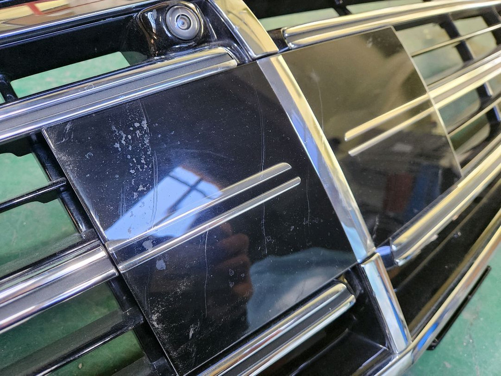 벤츠 E250 라디에이터그릴 카메라 레이더센서커버 카메라정상작동 기스있습니다--5