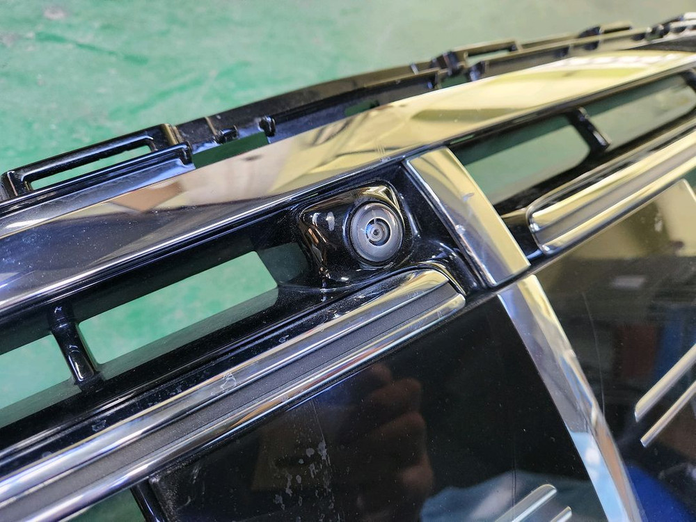 벤츠 E250 라디에이터그릴 카메라 레이더센서커버 카메라정상작동 기스있습니다--6