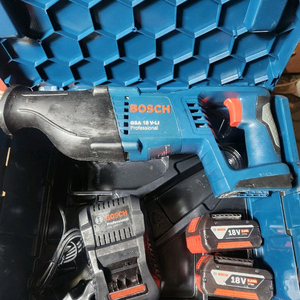 보쉬 18v 충전컷소 GSA18V-LI 팝니다 이미지