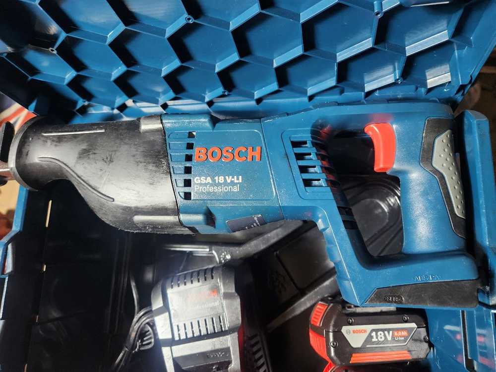 보쉬 18v 충전컷소 GSA18V-LI 팝니다 이미지