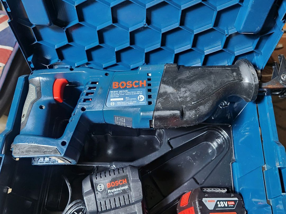보쉬 18v 충전컷소 GSA18V-LI 팝니다 이미지
