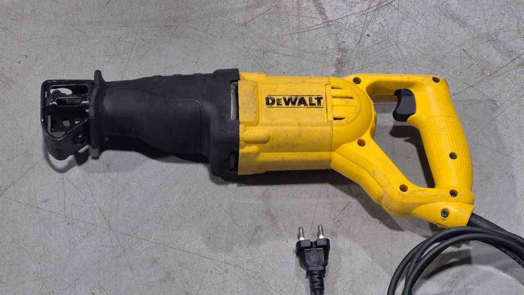 디월트 컷소 (DEWALT DW 303) 전기톱 중고 팝니다 이미지