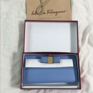 페라가모 장지갑 하늘색