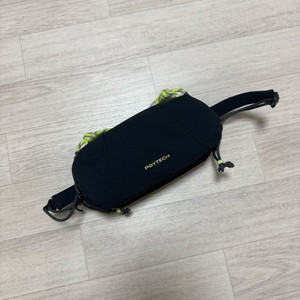 피지테크 원고 포켓 슬링백 블랙