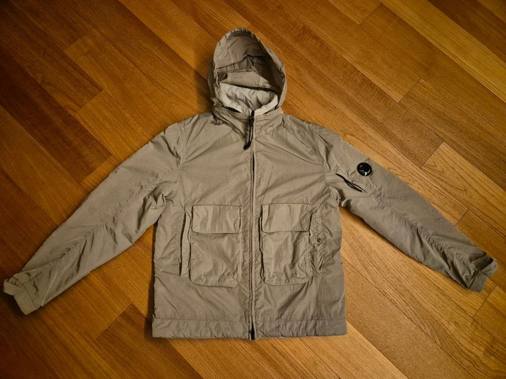 CP컴퍼니 22FW 나일론메탈 에코크롬R 경량패딩 펄그레이 M 백화점정품--2