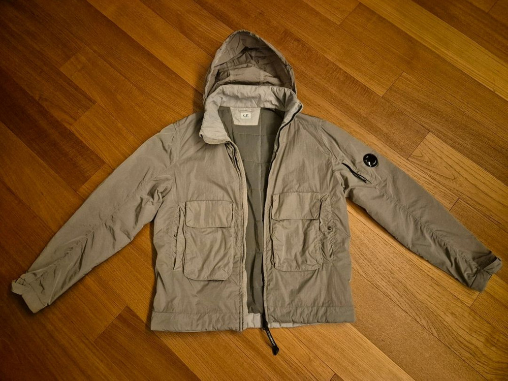 CP컴퍼니 22FW 나일론메탈 에코크롬R 경량패딩 펄그레이 M 백화점정품--3