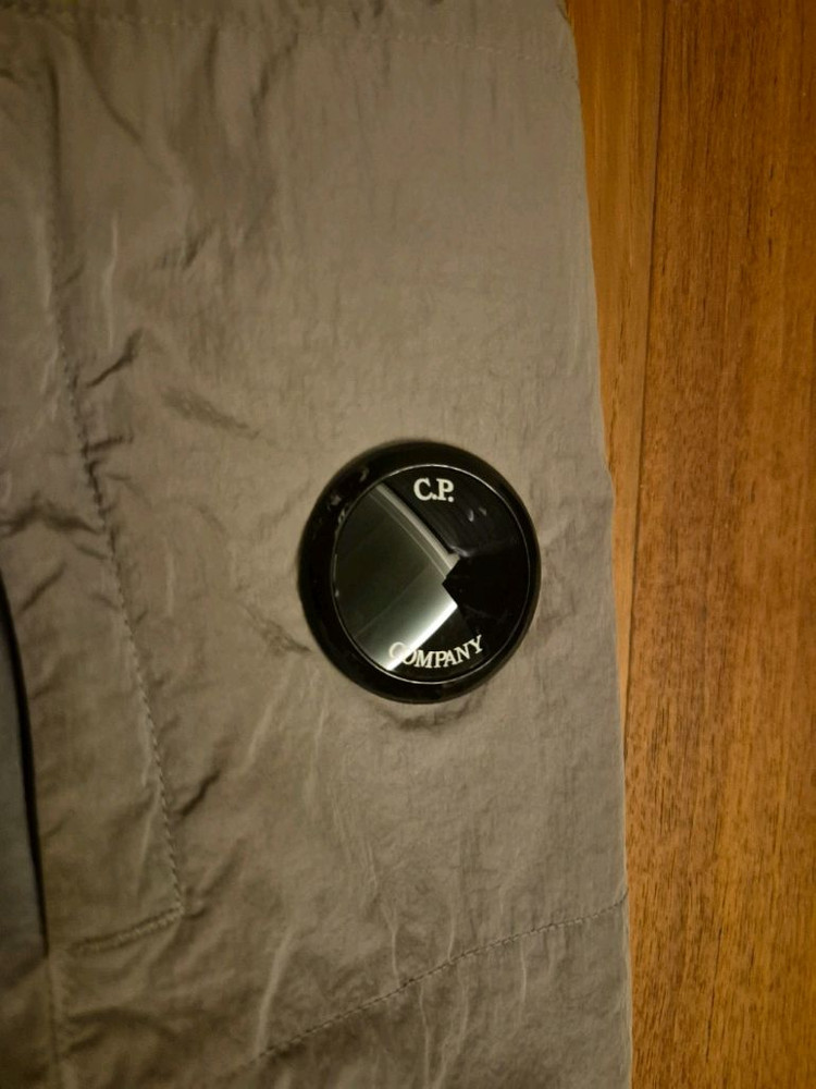 CP컴퍼니 22FW 나일론메탈 에코크롬R 경량패딩 펄그레이 M 백화점정품--4